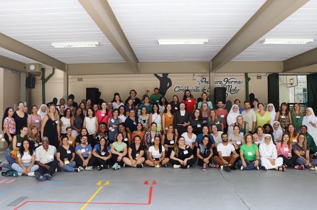 A foto mostra professores e equioe diretiva da escola.